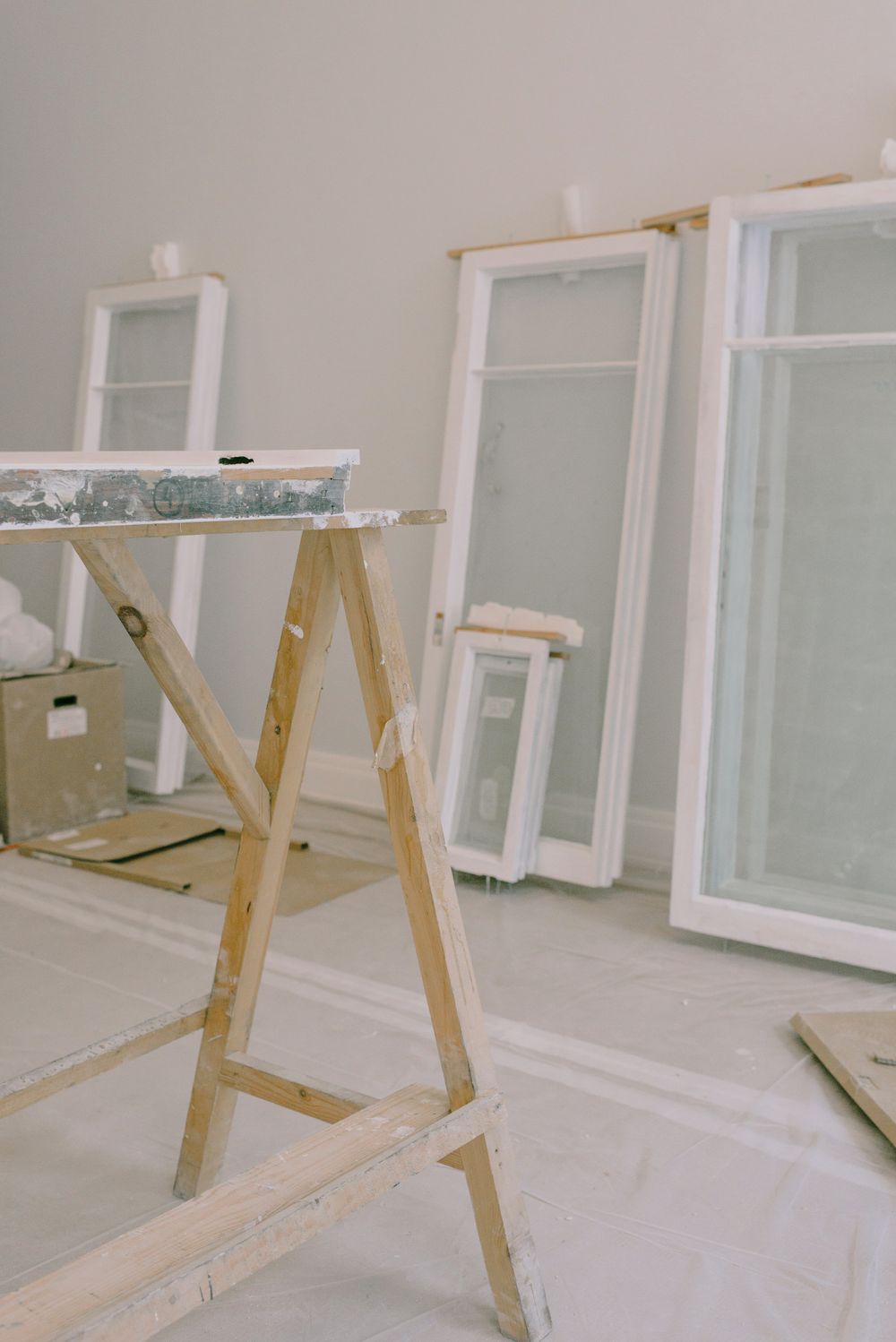 Innenraum mit ausgebauten Fensterrahmen und Arbeitsmaterial – Beispielbild
